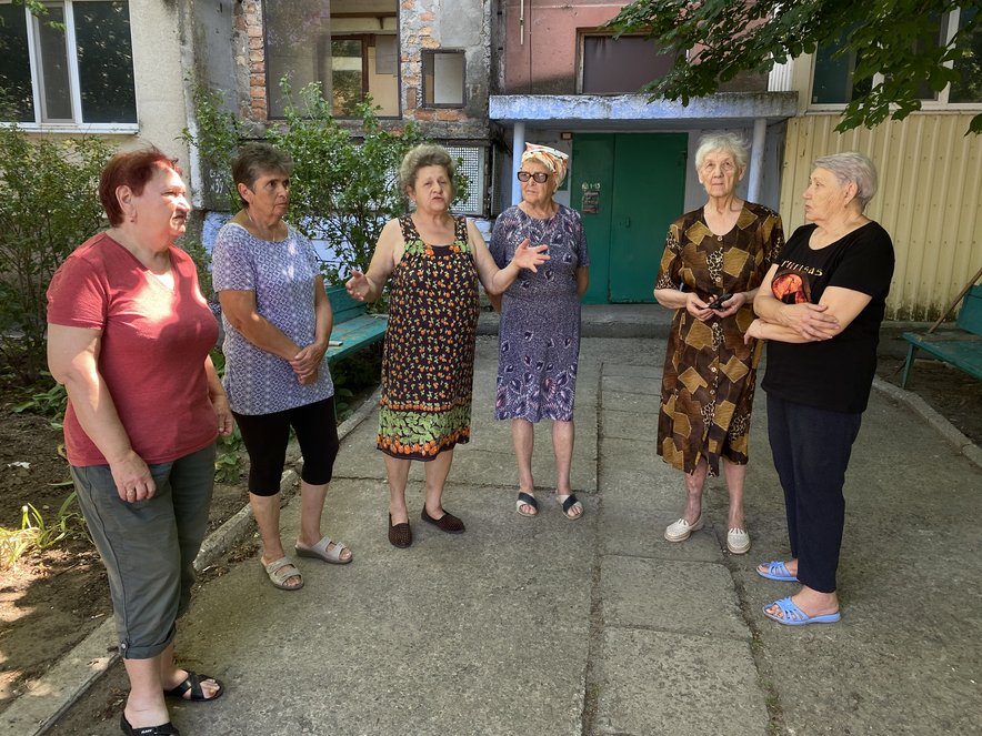 Discussing the damage in Novovasylivka, Ukraine