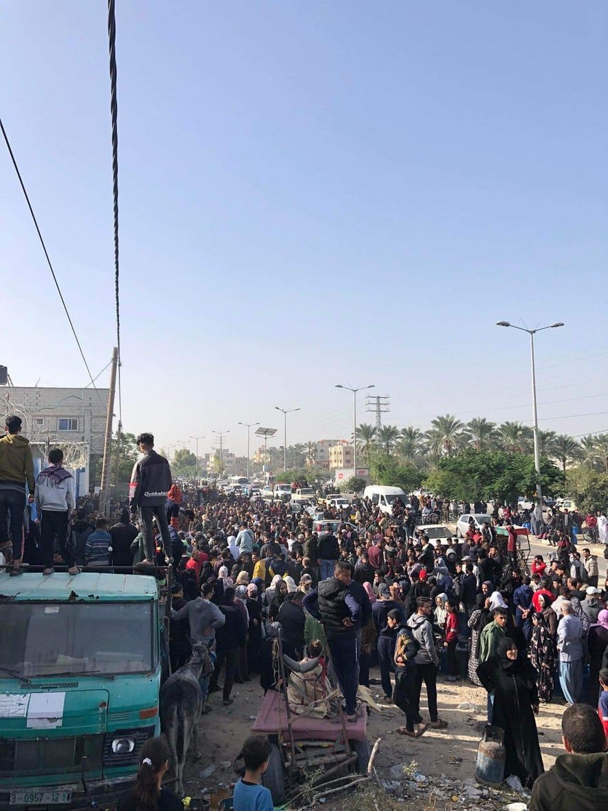 Queuing for gas in Gaza
