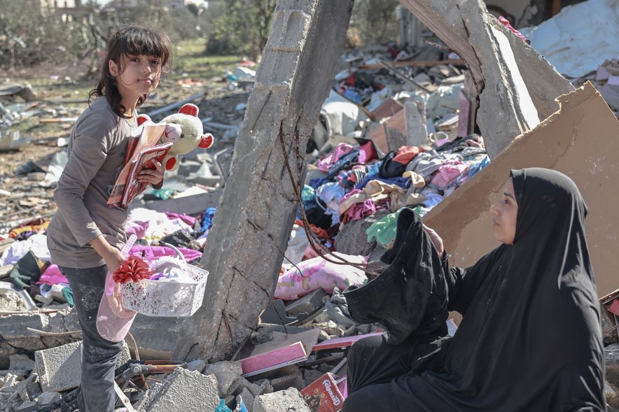 Gaza Mother and Daughter Displaced