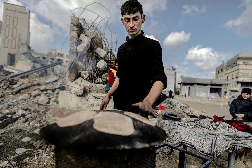 Baking bread in Gaza