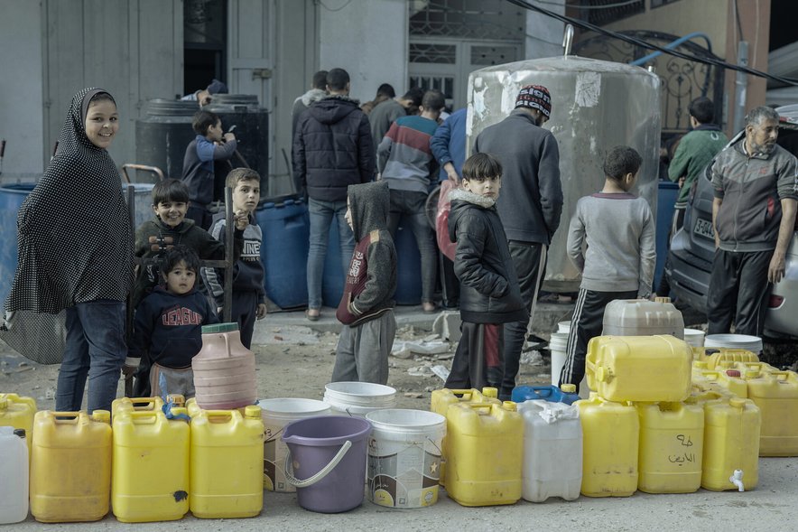 Queuing for water in Gaza